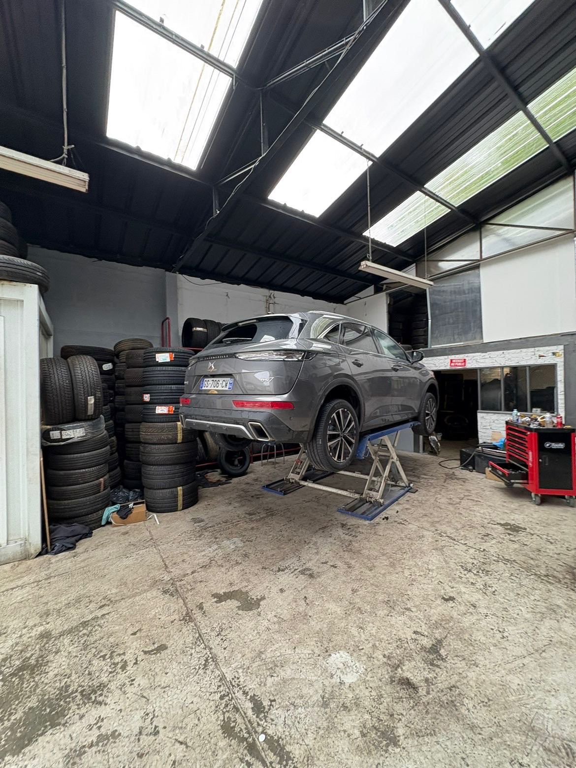 DS7 sur pont élévateur — révision et entretien mécanique Pneu du BAB